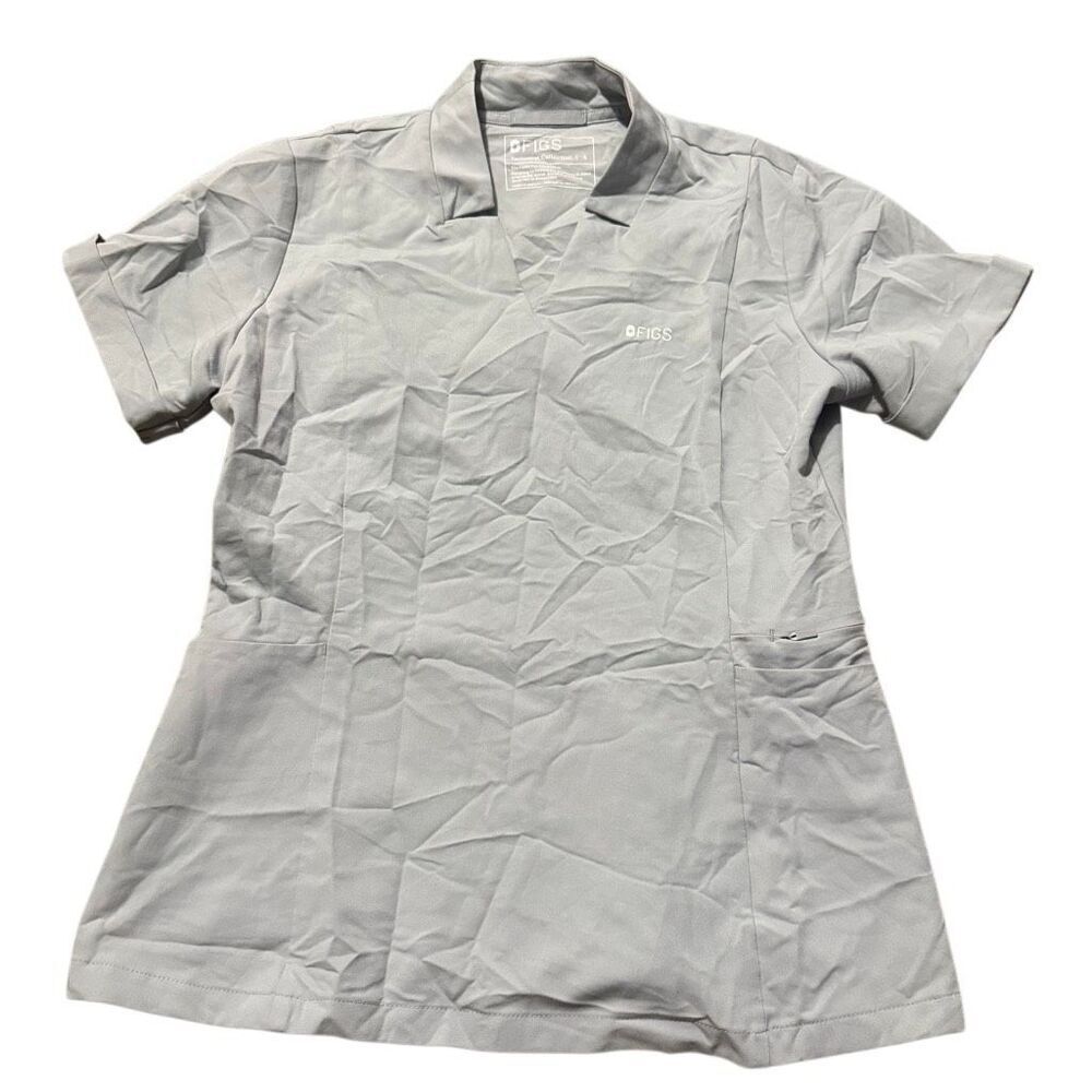 FIGS FIONe A.C. Lekei 4-pocket scrub top in a light gray color size small